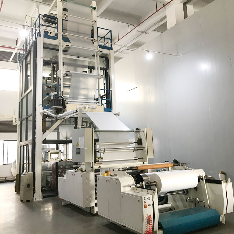 In che modo una macchina per film in bolla ABA a tre strati riduce il costo del materiale senza sacrificare la qualità